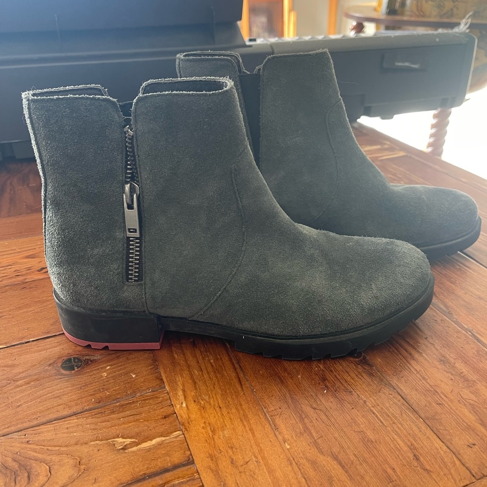 Sorel Woman’s 2 Emelia waterproof suede boot size 8.5